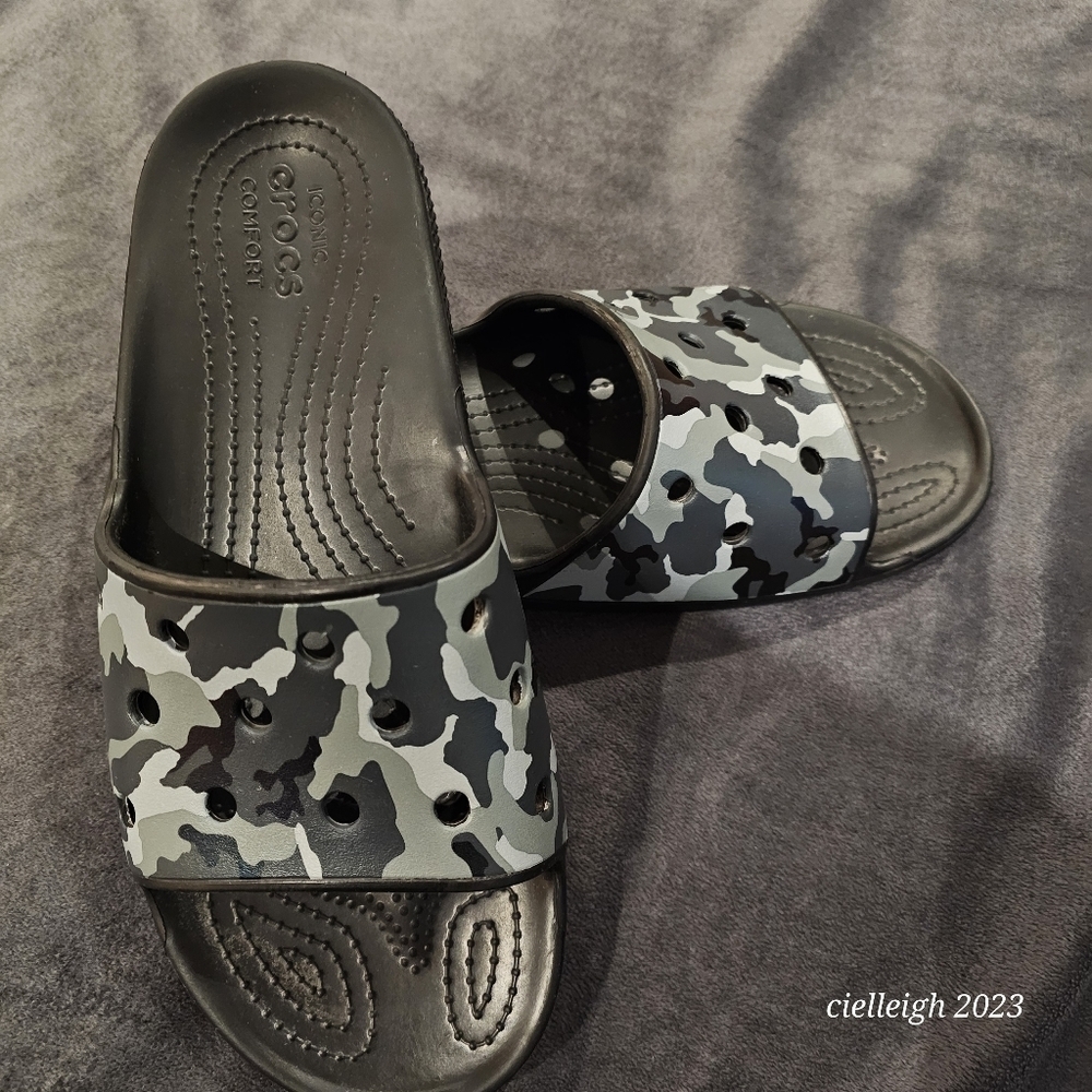 Crocs camo slides Size M 13